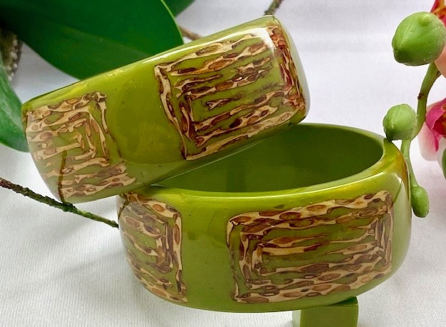 LG158 pair avocado green/fiber resin bangles
